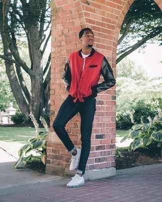 Comment porter un t-shirt à col rond blanc avec des chaussures de sport blanches