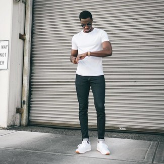 Comment porter un t-shirt à col rond blanc avec des chaussures de sport blanches