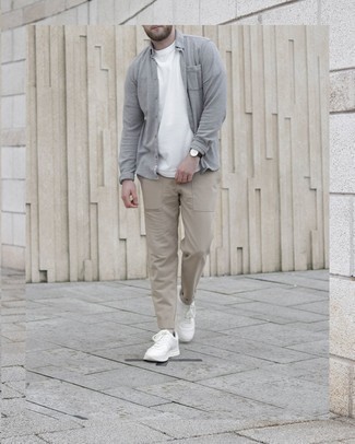 Comment porter un t-shirt à col rond blanc avec des chaussures de sport blanches