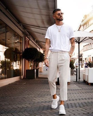 Comment porter un t-shirt à col rond blanc avec des chaussures de sport blanches