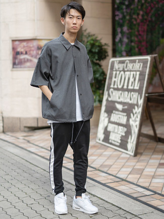Comment porter un t-shirt à col rond blanc avec des chaussures de sport blanches