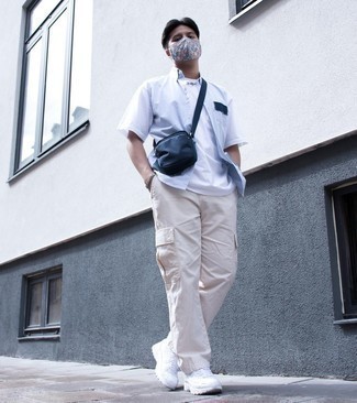 Comment porter un t-shirt à col rond blanc avec des chaussures de sport blanches