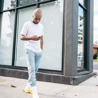 Comment porter un t-shirt à col rond blanc avec des chaussures de sport blanches