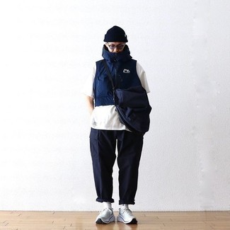 Comment porter un t-shirt à col rond blanc avec des chaussures de sport blanches pour un style decontractés au printemps après 40 ans