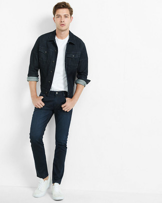 Comment porter un t-shirt à col rond blanc avec des baskets basses en cuir blanches