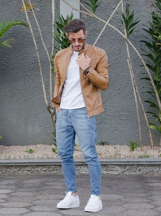 Comment porter un t-shirt à col rond blanc avec des baskets basses en cuir blanches
