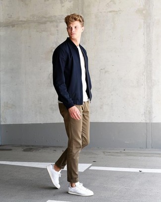 Comment porter un t-shirt à col rond blanc avec des baskets basses en cuir blanches