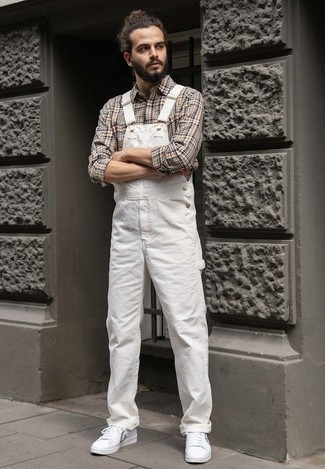 Comment porter une salopette en denim blanche