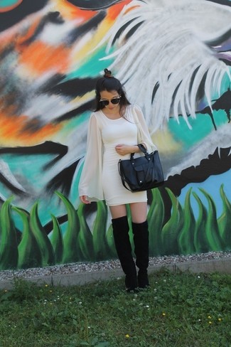 Comment porter une robe blanche avec des bottes noires pour un style elégantes