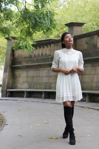 Comment porter une robe blanche avec des bottes noires pour un style elégantes