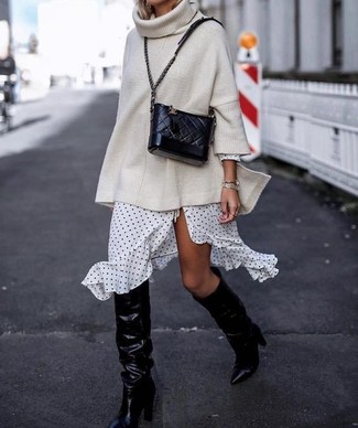 Comment porter une robe blanche avec des bottes noires
