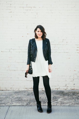 Comment porter une robe blanche avec des bottes noires