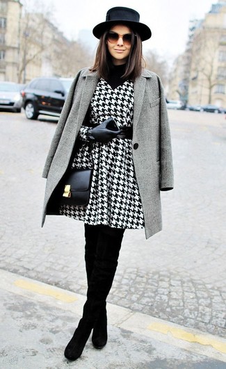 Comment porter une robe blanche avec des bottes noires
