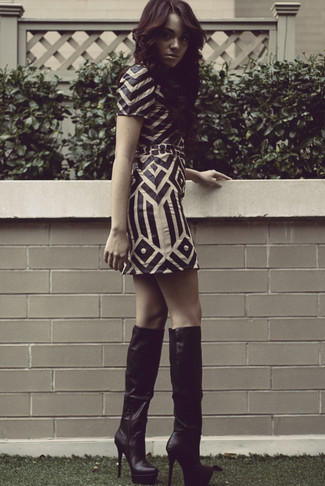 Comment porter une robe blanche avec des bottes noires