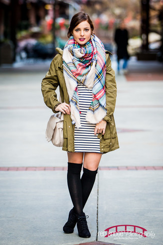 Comment porter une robe blanche avec des bottes noires