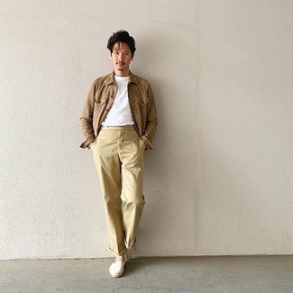 Comment porter des espadrilles blanches pour un style decontractés quand il fait chaud