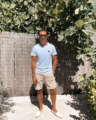 Comment porter des espadrilles blanches pour un style decontractés quand il fait très chaud