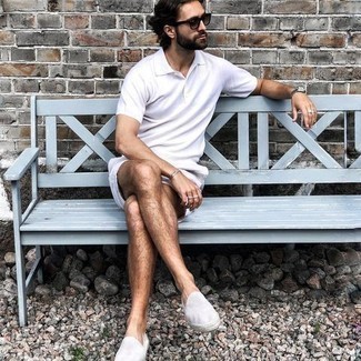 Comment porter des espadrilles blanches pour un style decontractés quand il fait très chaud
