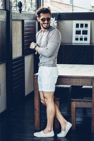 Comment porter des espadrilles blanches quand il fait chaud