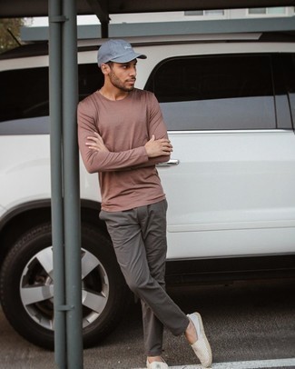 Comment porter des espadrilles blanches pour un style decontractés quand il fait chaud