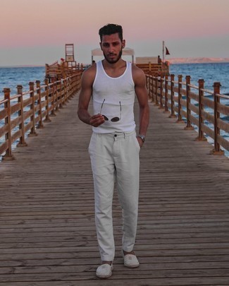 Comment porter des espadrilles blanches pour un style decontractés quand il fait très chaud