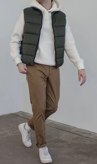 Comment porter un sweat à capuche en polaire blanc
