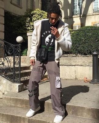 Comment porter un sweat à capuche en polaire blanc