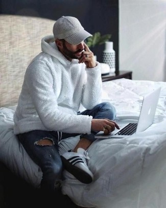 Comment porter un sweat à capuche en polaire blanc