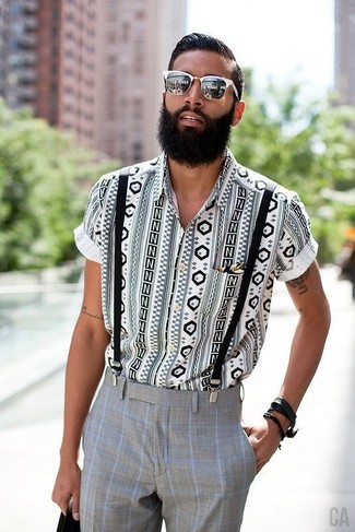 Comment porter une chemise géométrique blanche