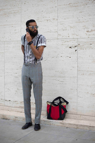 Comment porter une chemise géométrique blanche