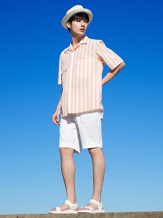 Comment porter un chapeau blanc pour un style relax