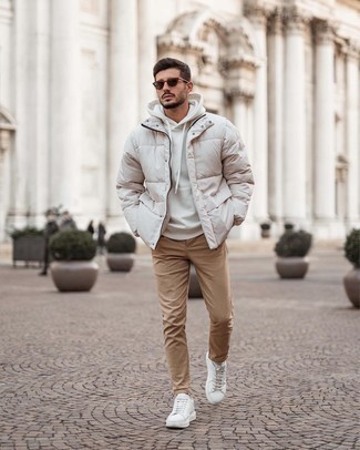 Comment porter une veste blanche quand il fait frais
