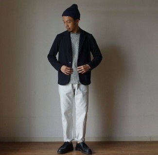 Des bottines chukka à porter avec un jean blanc