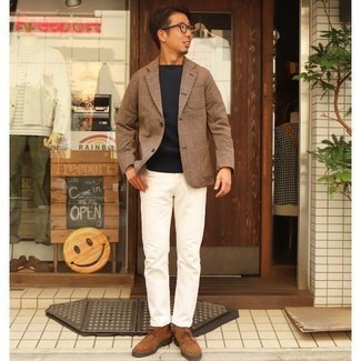 Des bottines chukka à porter avec un jean blanc