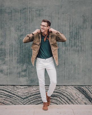 Des bottines chukka à porter avec un jean blanc
