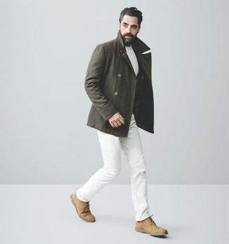 Des bottines chukka à porter avec un jean blanc
