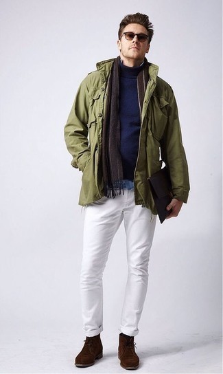 Des bottines chukka à porter avec un jean blanc