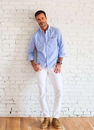Des bottines chukka à porter avec un jean blanc