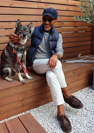 Des bottines chukka à porter avec un jean blanc