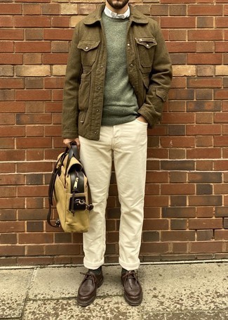 Des bottines chukka à porter avec un jean blanc