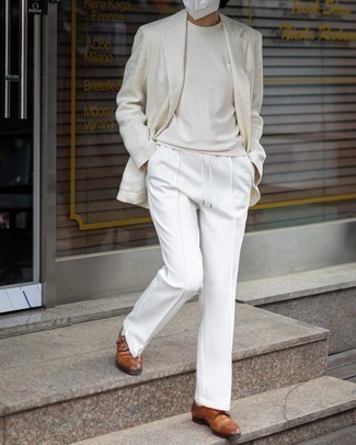 Comment porter un t-shirt à col rond en tricot blanc