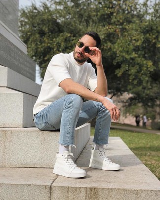 Comment porter un t-shirt à col rond en tricot blanc