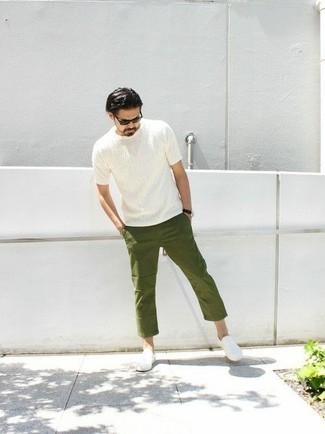 Comment porter un t-shirt à col rond en tricot blanc