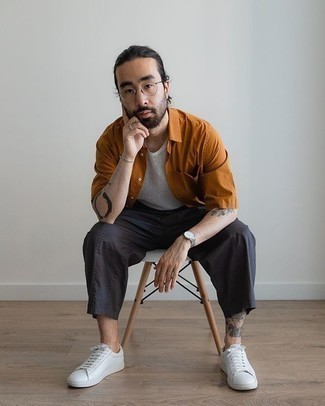 Comment porter un t-shirt à col rond en tricot blanc