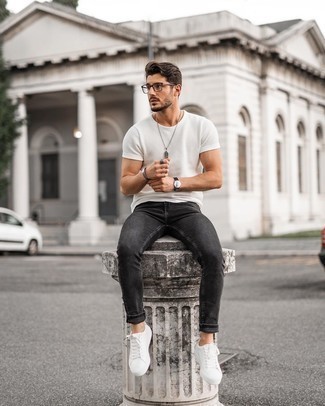 Comment porter un t-shirt à col rond en tricot blanc