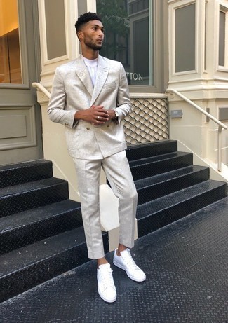 Comment porter un t-shirt à col rond en tricot blanc
