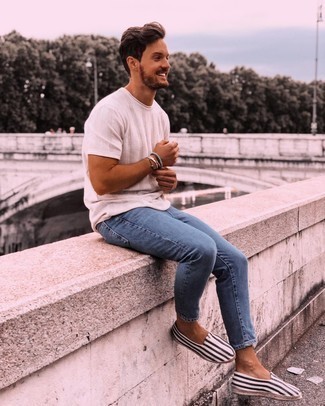 Comment porter un t-shirt à col rond en tricot blanc