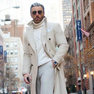 Comment porter un pull en tricot blanc quand il fait frais après 50 ans