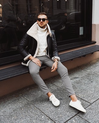 Comment porter un pull à col roulé en tricot blanc avec une veste en peau de mouton retournée noire
