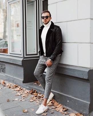 Comment porter un pull à col roulé en tricot blanc avec une veste en peau de mouton retournée noire